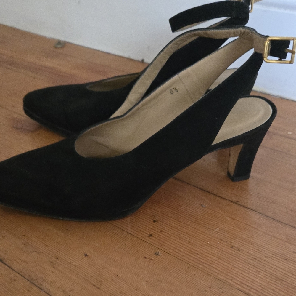 Chic Black Stiletto Heels with Sleek Design